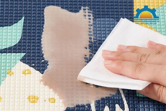 cách xử lý vết bẩn trên thảm xốp